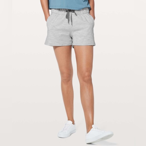 Lululemon On The Fly Short 2.5" Wee Are From Space / Alpine White - Size 8 - Picture 1 of 9